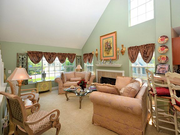 2nd image of 13700 RICHMOND PARK Drive N #909