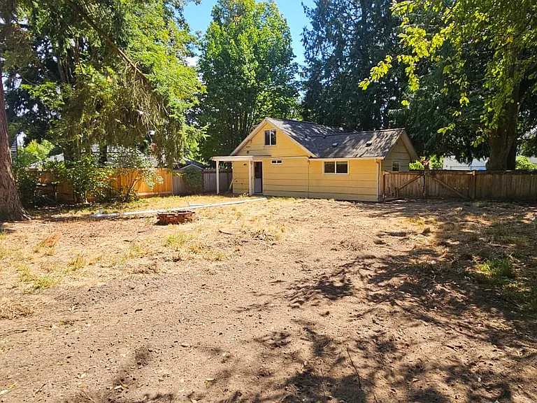 1910 NE 117th St — Photo 43