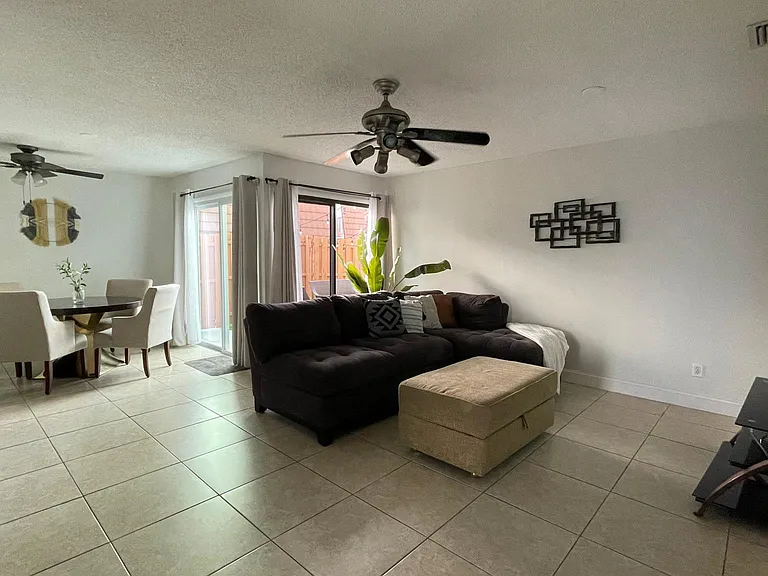 1420 Park Shore Cir #1 — Photo 4