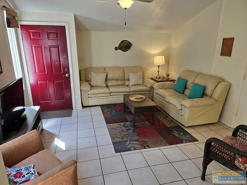 2 bed, 1.0 bath, 1200 sqft, $2,200 — Photo 2