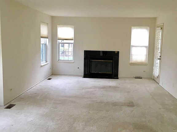 2nd image of 272 Green Knoll Ln