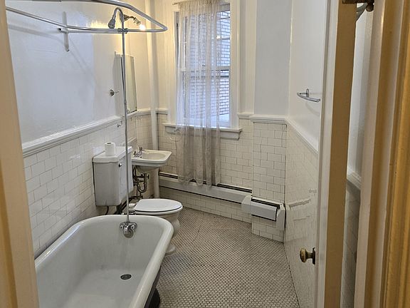 3rd image of 1605 E Madison St #B52d5a8fb