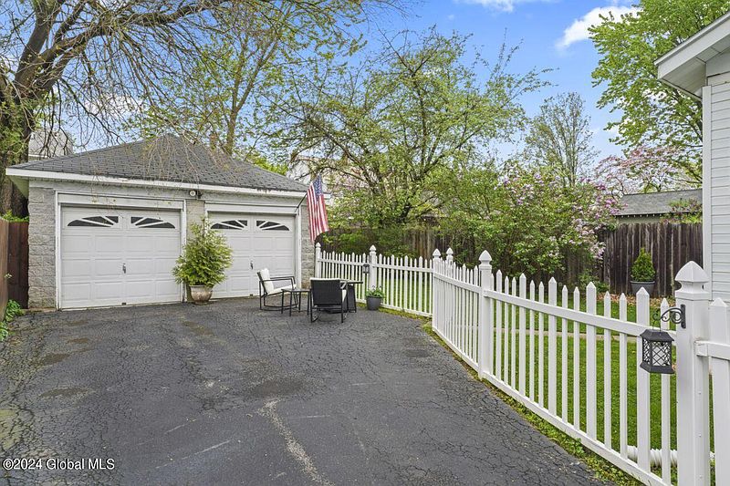 4th image of 89 Grove Avenue