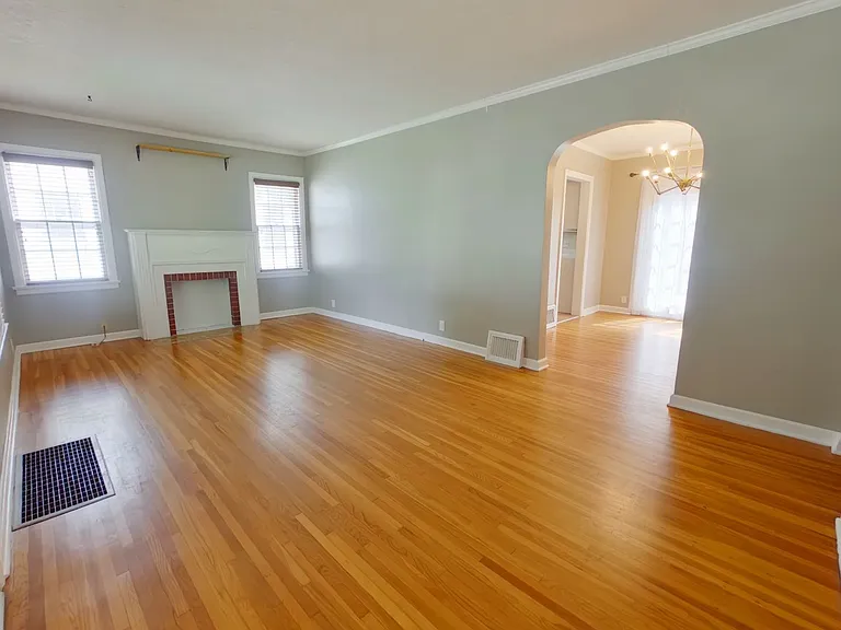 242 S Bleckley Dr — Photo 2