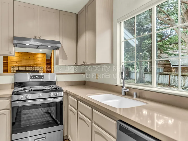 706 Crocker Ave — Photo 9