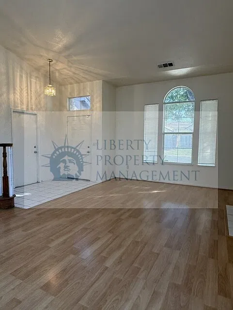 4 bed, 1726 sqft, $2,395 — Photo 2