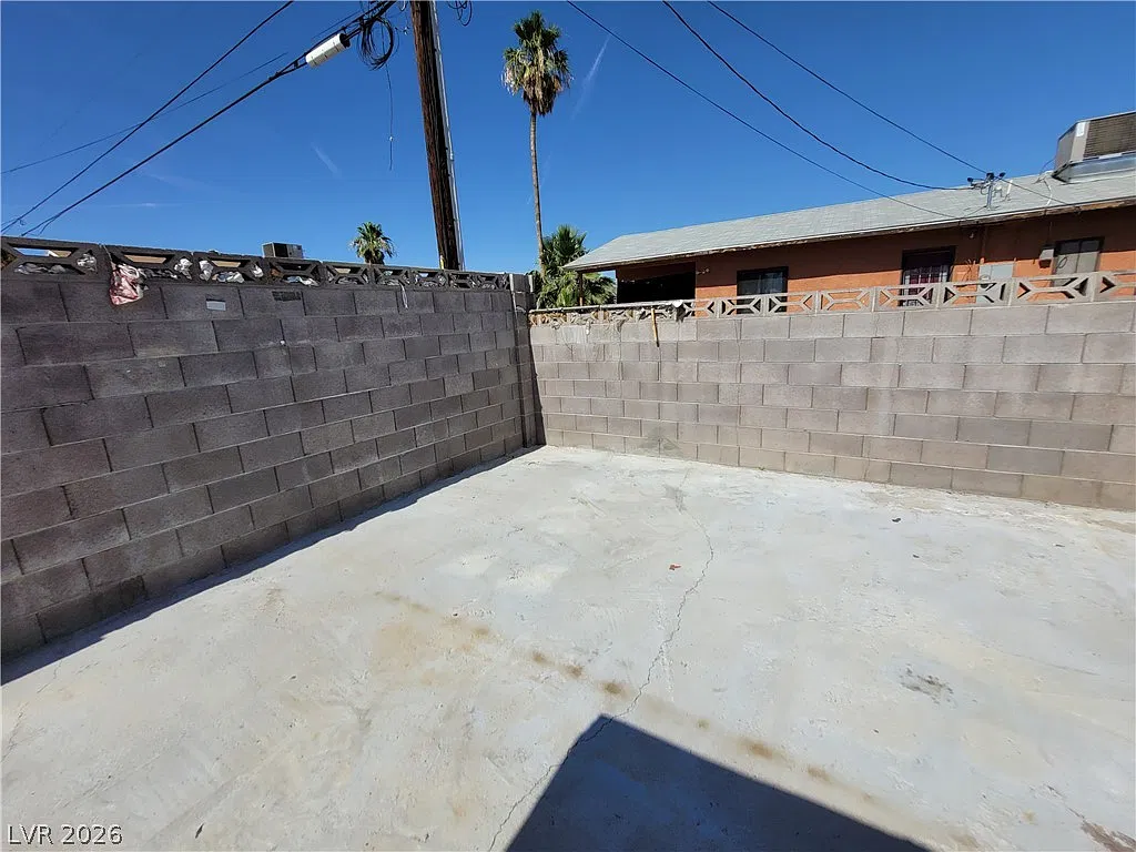4 bed, 2.0 bath, 1050 sqft, $1,871 — Photo 3