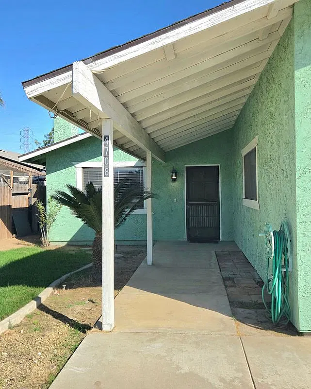 3 bed, 2.0 bath, 1276 sqft, $2,200 — Photo 2