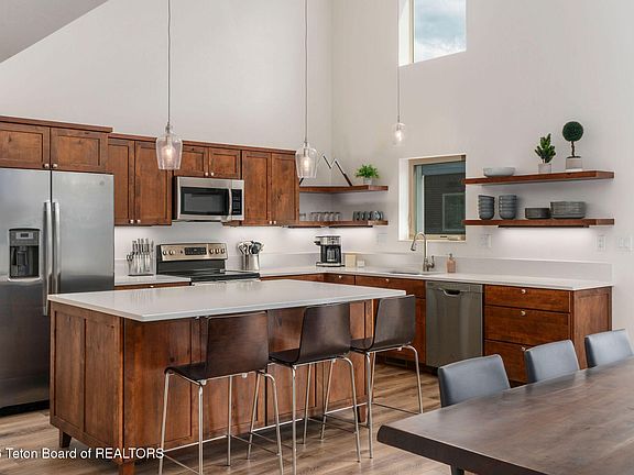 3rd image of 8253 Poppy Ln