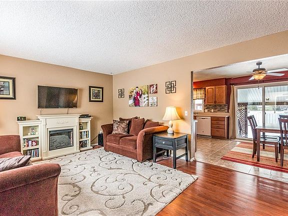 2nd image of 815 Aurora Dr