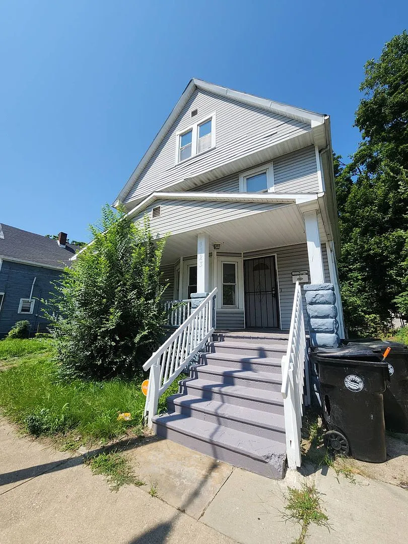 Charming 4-Bedroom Property in Prime Location — Photo 3