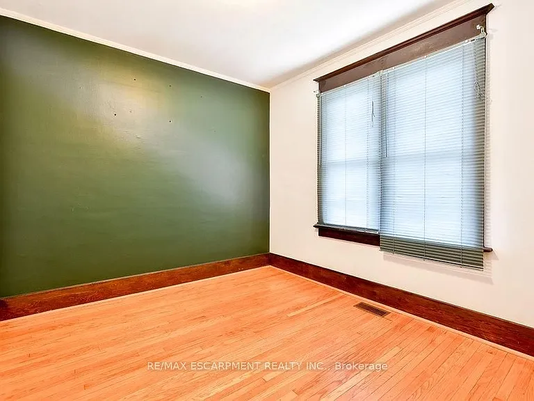 311 Queen St S — Photo 17