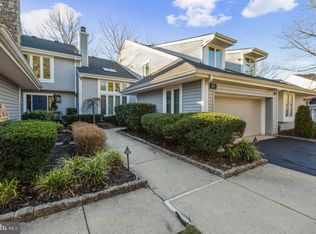 303 Sunshine Lakes Dr, Voorhees, NJ 08043