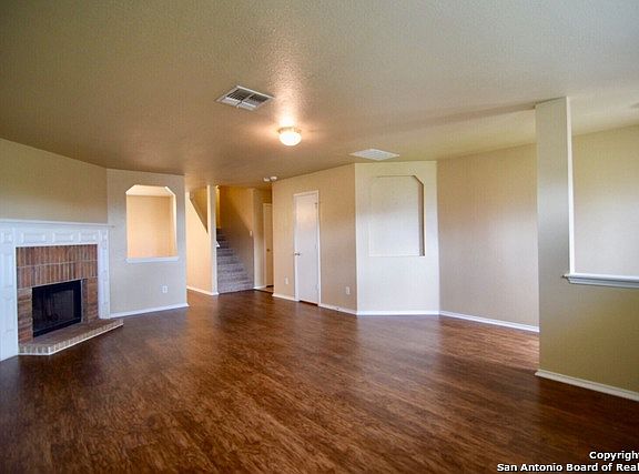 2nd image of 101 Willow Hl