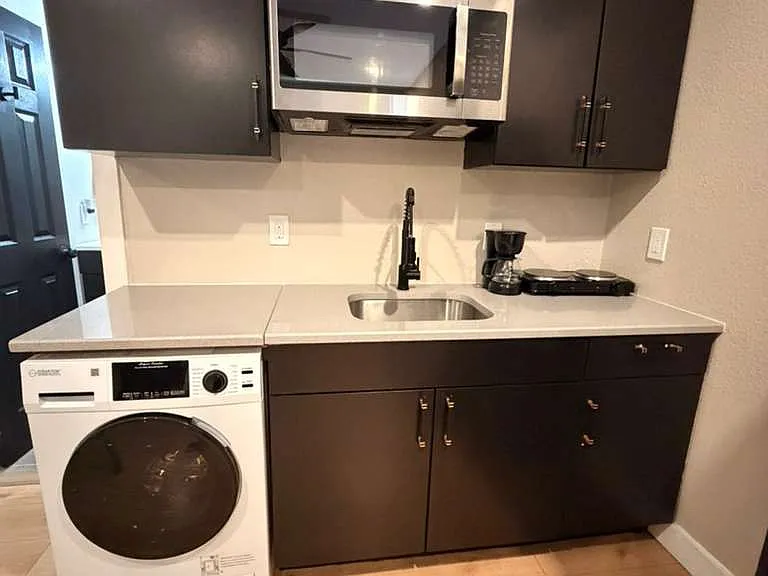 251 E Woodlawn Ave — Photo 9