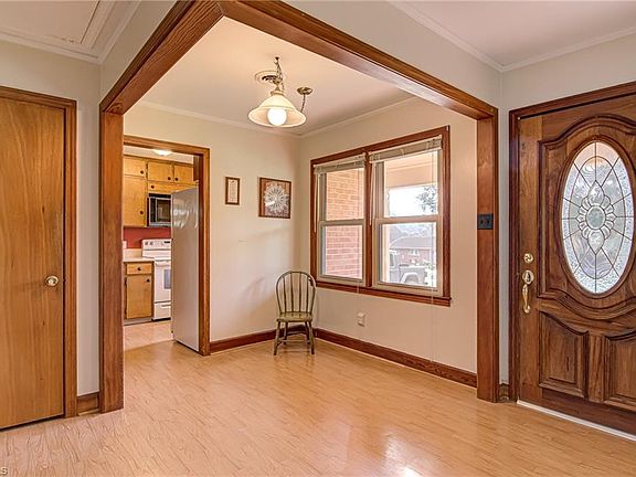 4th image of 325 Chestnut St