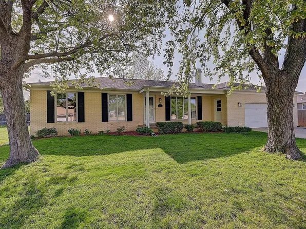 175 12th Ave, Hiawatha, IA 52233