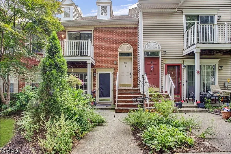 2 bed, 1.0 bath, $2,400 — Photo 1
