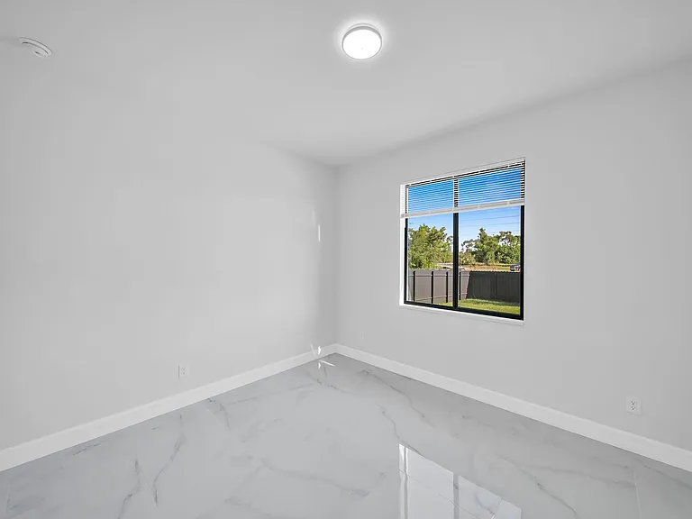 2504 SW 32nd St — Photo 17