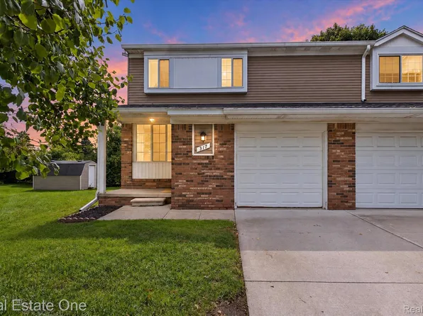 317 Hampton Ct, South Lyon, MI 48178