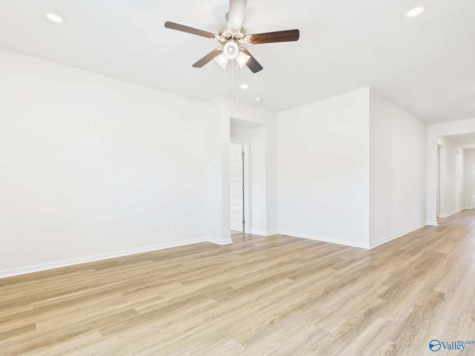 4 bed, 2.0 bath, 1841 sqft, $2,050 — Photo 4