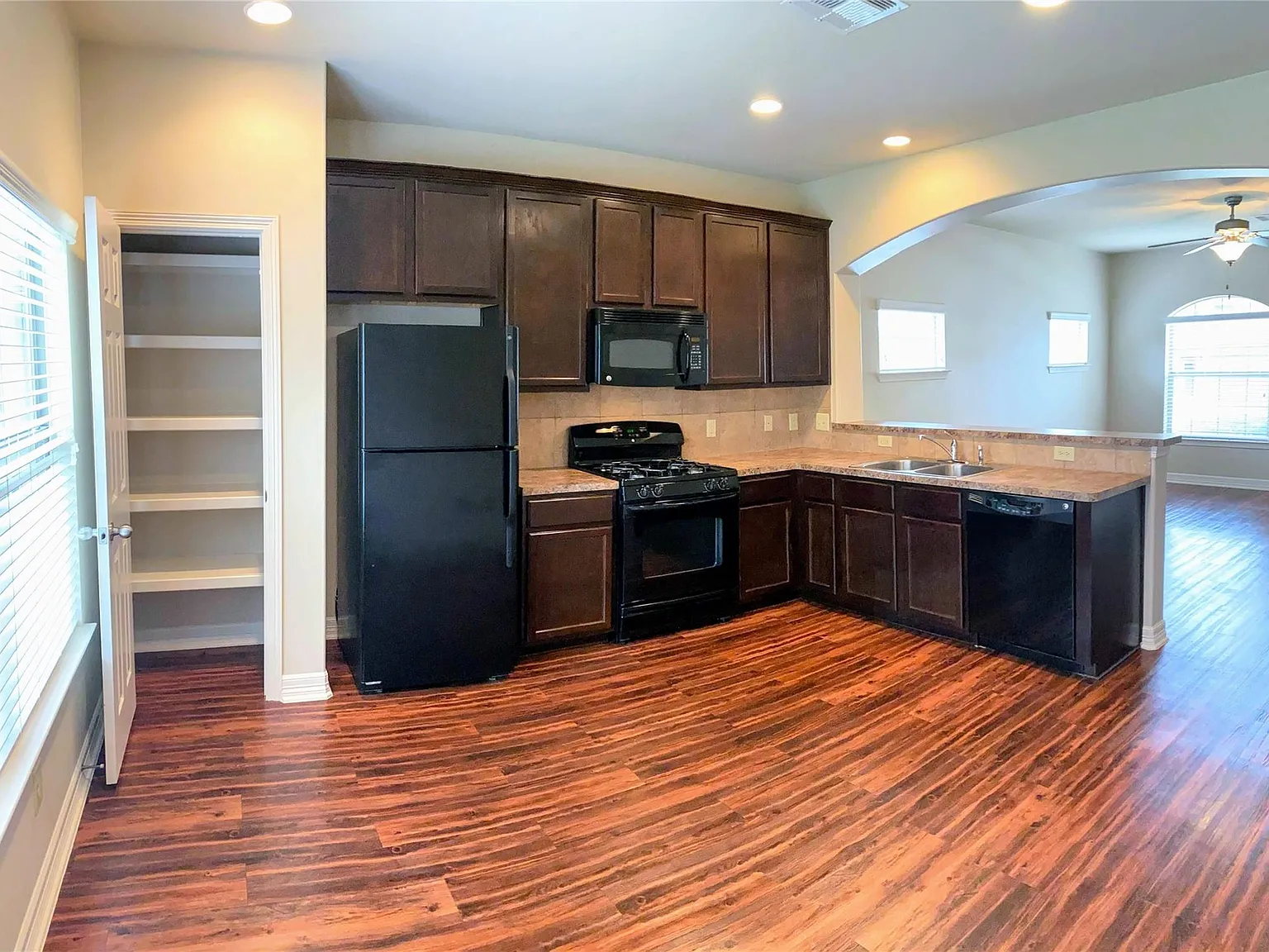 3 bed, 2.0 bath, 1248 sqft, $1,525 — Photo 4