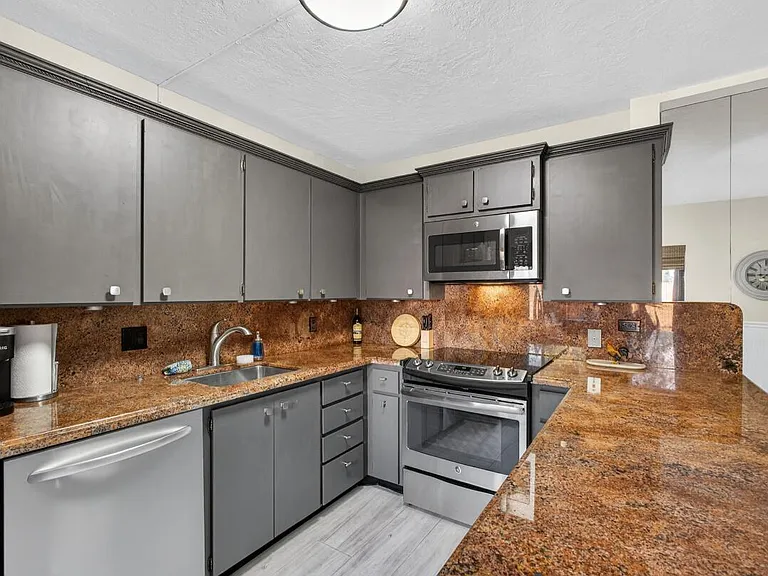 1700 Embassy Dr #101 — Photo 8