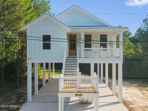 302 Terrace Ave, Waveland, MS 39576
