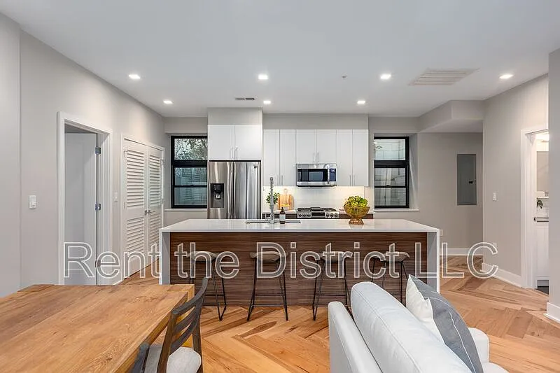 2 bed, 2.0 bath, 1058 sqft, $3,300 — Photo 3
