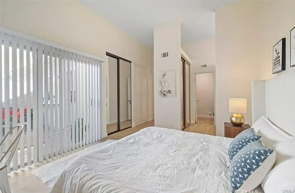 3 bed, 924 sqft, $4,800 — Photo 2