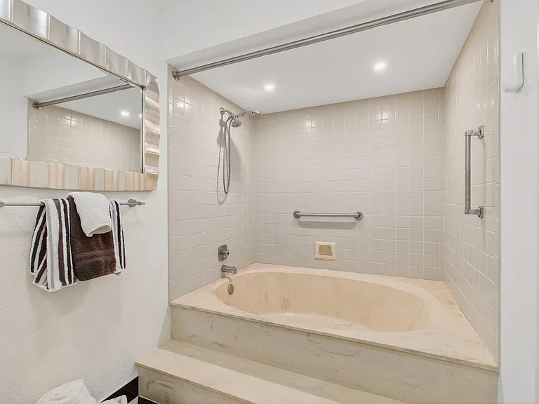 6105 Via Laguna Ln — Photo 38