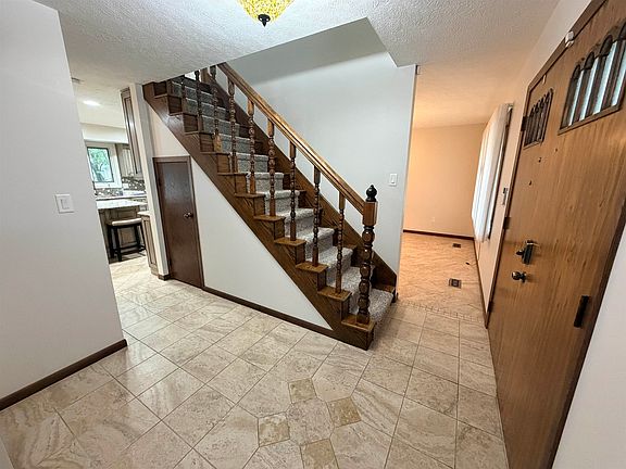 3rd image of 906 W Philip Avenue