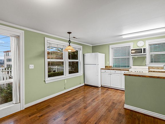 4th image of 5023 22nd Ave NE #B