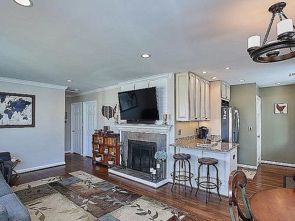 3rd image of 10811 Woodland Dr