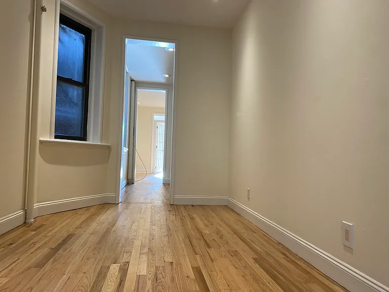 323 E 10th St #10 — Photo 3