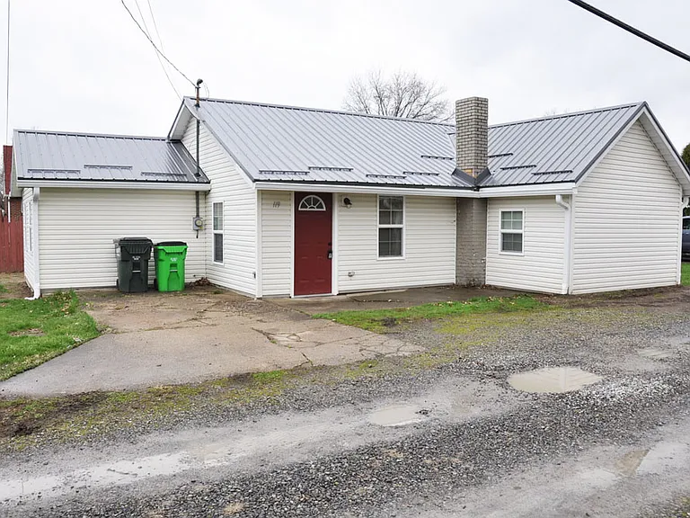 119 N Johnson Ave — Photo 1