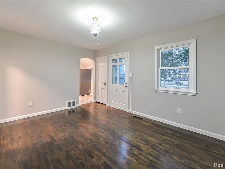 2726 Fernwood Ave — Photo 2