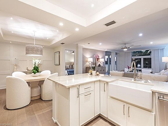 4th image of 400 Park Shore DR #200