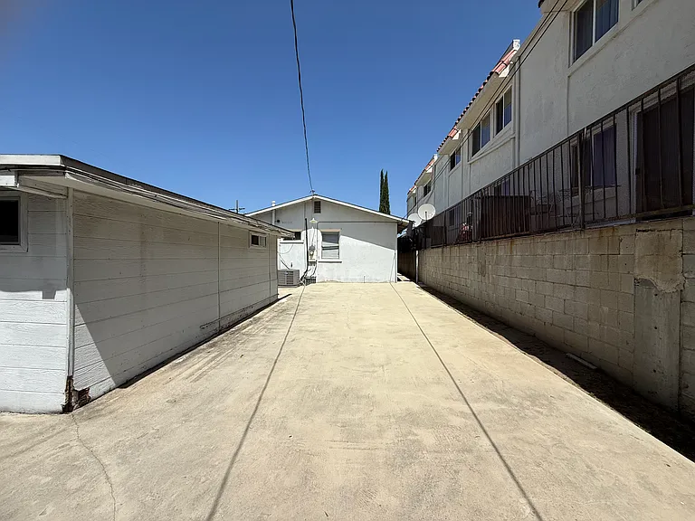 1116 Irving Ave — Photo 16