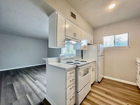 3rd image of 126 Scott St #204