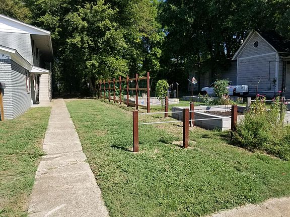 Walkway to front of building