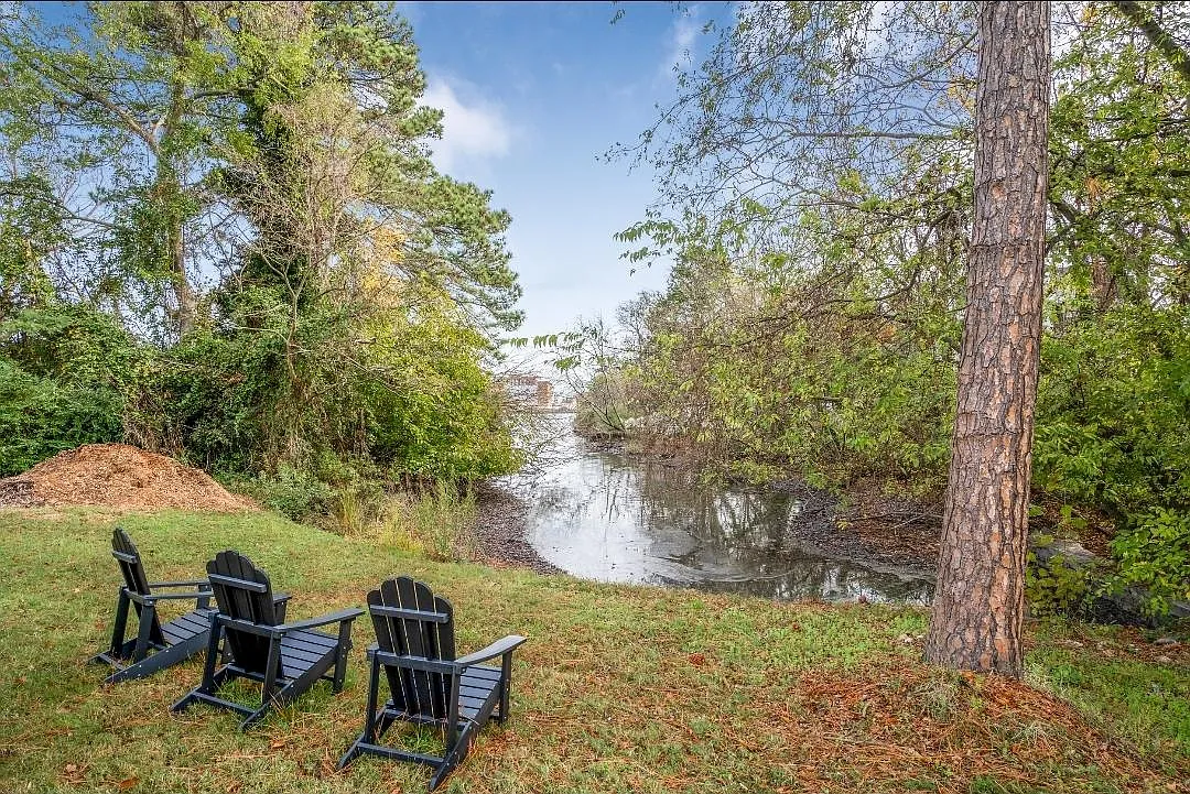 5 bed, 2.5 bath, 3400 sqft, $3,600 — Photo 2
