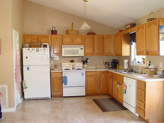 2nd image of 208 Lookout Dr