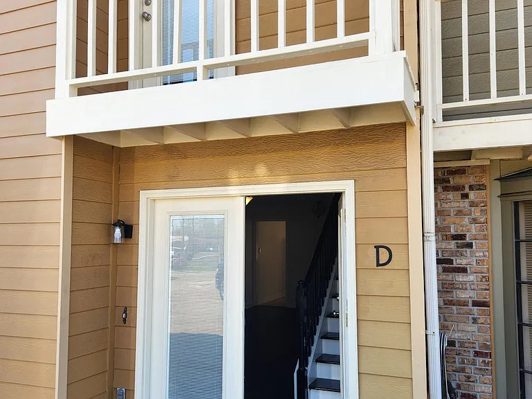 434 Longwood Ct #D — Photo 2