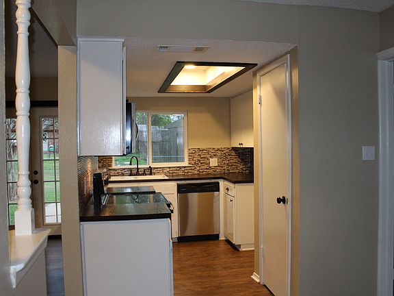 5th image of 911 Phillips Dr