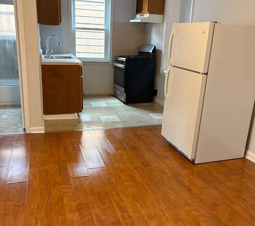 1st image of 827-829 W 9th St #1