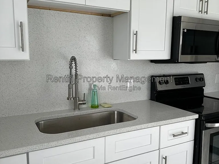 717 SE 9th St #A — Photo 3