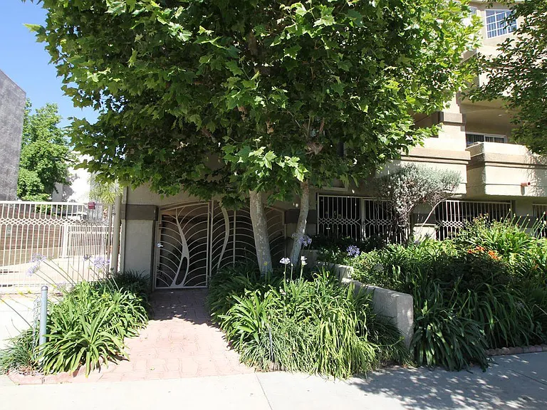 Canoga Luxury Apartments — Photo 5