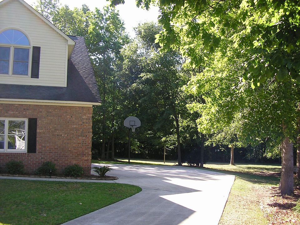 Side view of side-load garage and lot