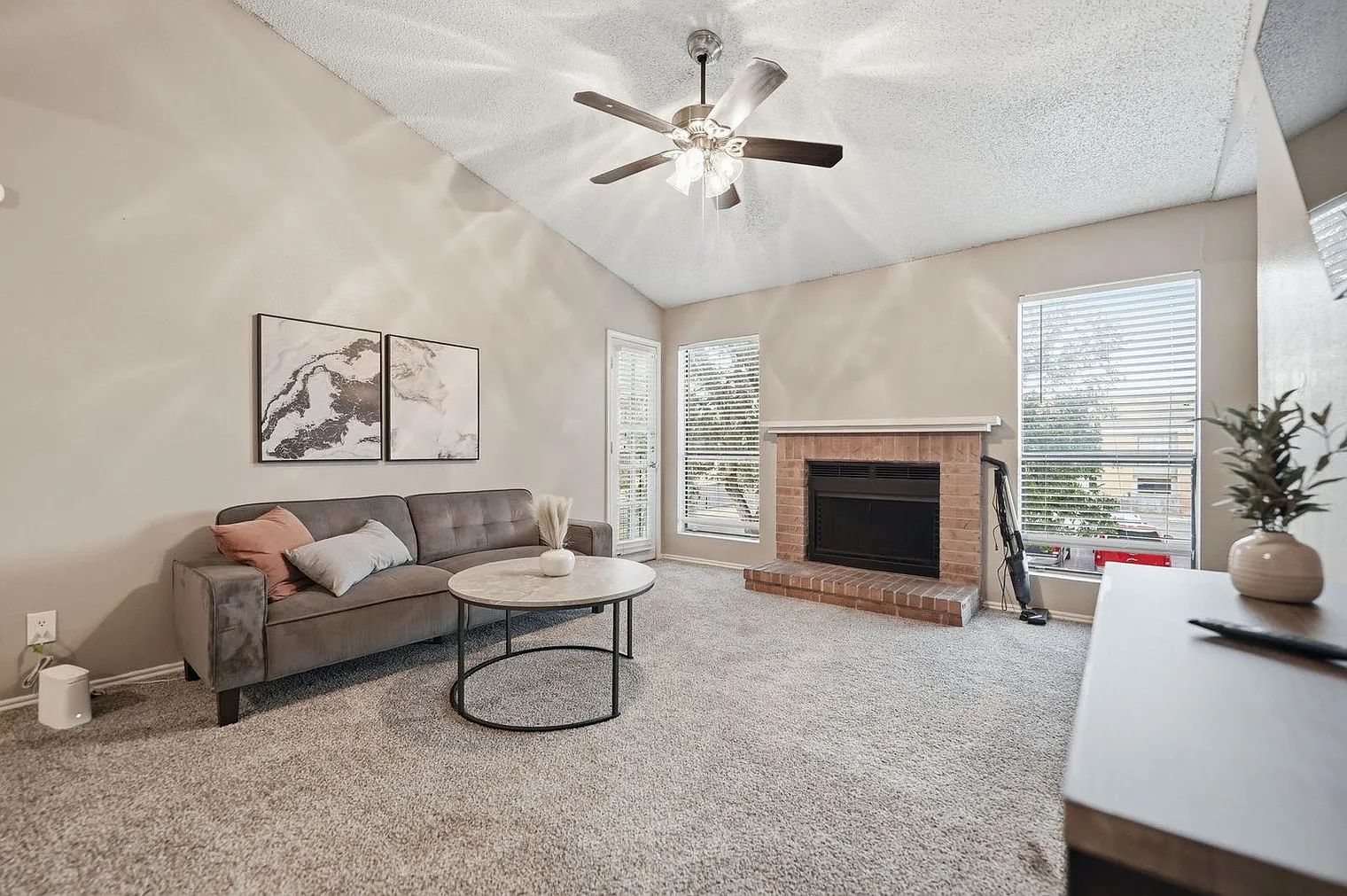 2 bed, 1.5 bath, 9515 sqft, $1,614 — Photo 1